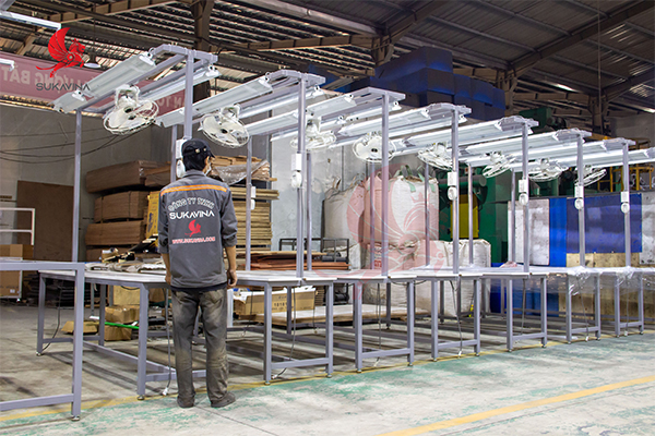 Bàn thao tác khung thép công nghiệp giải pháp cho nhà xưởng hiện đại